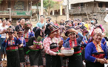 Lễ Bun huột nặm (Tết té nước) của dân tộc Lào ở Điện Biên
