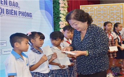 Trao học bổng cho học sinh DTTS và con em chiến sĩ Biên phòng các tỉnh Sóc Trăng, Bạc Liêu