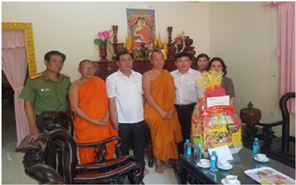 Các địa phương, đơn vị tặng quà Tết Chôl Chnăm Thmây cho sư sãi, cán bộ viên chức, đồng bào Khmer
