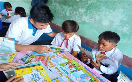 Trao tặng tủ sách Đinh Hữu Dư cho học sinh vùng khó Krông Pa