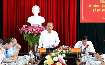 Phó Thủ tướng Thường trực Chính phủ Trương Hòa Bình kiểm tra công tác bầu cử tại tỉnh Vĩnh Long