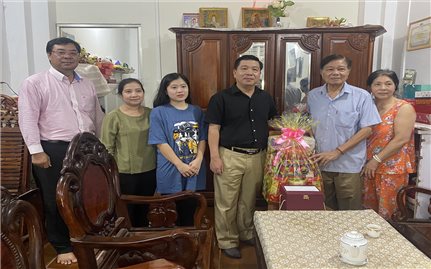 Thứ trưởng, Phó Chủ nhiệm Lê Sơn Hải thăm và tặng quà các đồng chí nguyên lãnh đạo Ủy ban Dân tộc
