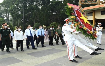Chủ tịch nước Nguyễn Xuân Phúc viếng Đền tưởng niệm Liệt sĩ Bến Dược tại huyện Củ Chi - TP.HCM