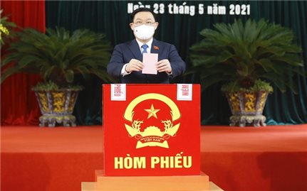 Chủ tịch Quốc hội Vương Đình Huệ bỏ phiếu bầu cử tại thành phố cảng Hải Phòng