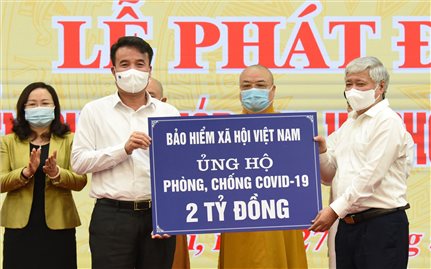 Bảo hiểm xã hội Việt Nam trao 2 tỷ đồng ủng hộ phòng chống Covid-19