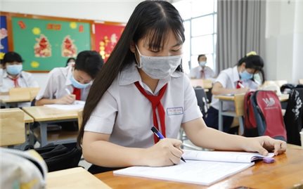 Tuyển sinh vào lớp 10 tại Hà Nội: Học sinh đeo khẩu trang trong suốt quá trình thi, phòng thi không bật điều hòa