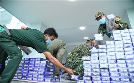 Đồn Biên phòng Vàm Trảng Trâu bắt giữ vụ buôn lậu gần 5.000 gói thuốc lá ngoại qua biên giới