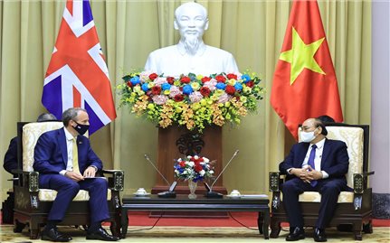 Chủ tịch nước đề nghị Anh tạo thuận lợi hơn nữa để Việt Nam tiếp cận nguồn cung vaccine
