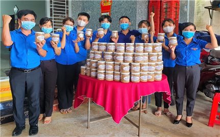 Tuổi trẻ Bình Phước chế biến thực phẩm khô gửi hỗ trợ Bắc Giang