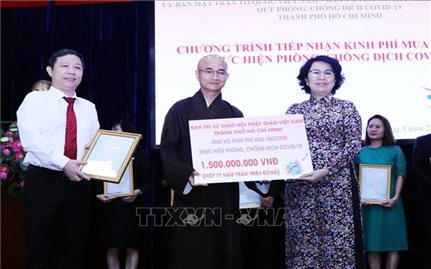 Tăng ni, phật tử TP. Hồ Chí Minh hỗ trợ người dân gặp khó khăn do dịch COVID-19