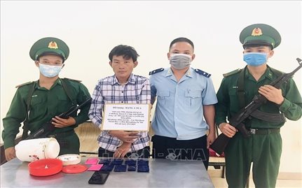 Bắt đối tượng vận chuyển 1.678 viên ma túy tổng hợp và 100 gam heroin