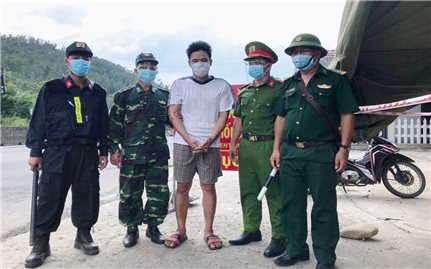 Quảng Ngãi: Lực lượng chức năng bắt giữ đối tượng vượt chốt kiểm dịch mua ma tuý