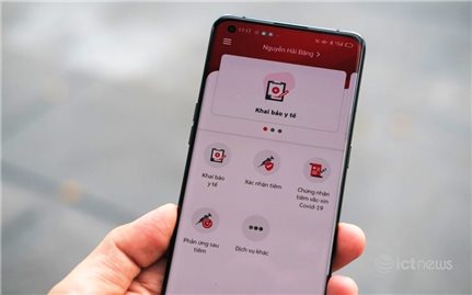 Người dân Hà Nội đăng ký tiêm vắc xin phòng Covid-19 qua “Sổ sức khỏe điện tử”