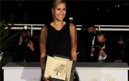 Cannes 2021: Julia Ducournau - nữ đạo diễn thứ 2 trong lịch sử Cannes nhận Cành cọ vàng, Chủ tịch BGK vô tình làm lộ giải