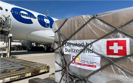 Thụy Sĩ gửi 13 tấn trang thiết bị y tế viện trợ cho Việt Nam