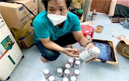 TP.HCM: Triệt phá đường dây buôn bán thuốc điều trị COVID-19 giả