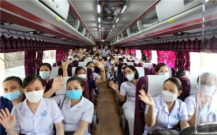 Hà Tĩnh, Ninh Bình tăng cường cán bộ, nhân viên y tế hỗ trợ các địa phương chống dịch