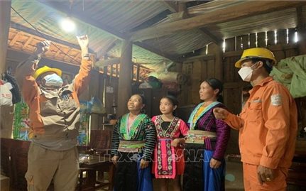 Đồng bào dân tộc Mông ở Sơn La được sử dụng điện lưới quốc gia