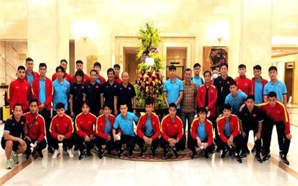 Chủ tịch nước Nguyễn Xuân Phúc tặng hoa và gửi lời động viên đội tuyển Việt Nam
