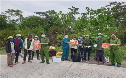 Đà Nẵng: Đưa gần 100 lao động là người DTTS mắc kẹt trong rừng đi tránh bão