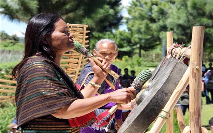 Người đàn bà đi cấy lúa đổi công để học kỹ thuật thẩm âm chiêng
