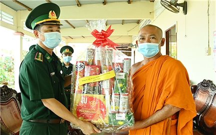 BĐBP tỉnh Kiên Giang thăm, tặng quà các chùa Khmer dịp Lễ Sen Dolta