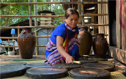 Những người phụ nữ âm thầm giữ gìn văn hóa truyền thống ở vùng cao Quảng Ngãi