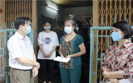 Ban Dân tộc TP. Hồ Chí Minh thăm, tặng quà đồng bào DTTS thuộc diện hộ nghèo bị nhiễm Covid-19 tại quận 10