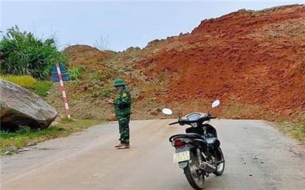 Thanh Hóa: Quốc lộ 15C lên huyện vùng cao Mường Lát tắc do sạt lở núi