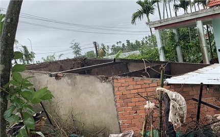 Lốc xoáy gây hư hại hàng chục nhà dân Quảng Ngãi