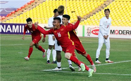 Bộ trưởng, Chủ nhiệm UBDT tặng Bằng khen và thưởng “nóng” cho cầu thủ U23 Hồ Thanh Minh