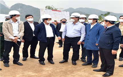 Phó Thủ tướng Lê Văn Thành kiểm tra tiến độ thi công dự án cao tốc Bắc-Nam