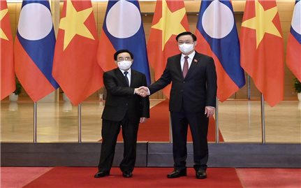 Chủ tịch Quốc hội Vương Đình Huệ hội kiến với Thủ tướng Lào Phankham Viphavanh