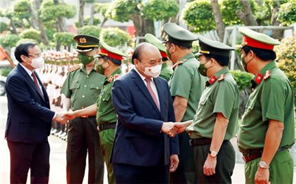 Chủ tịch nước kiểm tra công tác bảo đảm an ninh trật tự dịp Tết Nguyên đán tại TP. Hồ Chí Minh