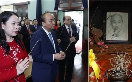 Chủ tịch nước dâng hương tưởng niệm Chủ tịch Hồ Chí Minh