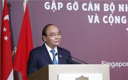 Chủ tịch nước Nguyễn Xuân Phúc gặp mặt cán bộ Đại sứ quán và cộng đồng người Việt tại Singapore