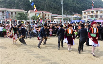 Chợ tình Khâu Vai - Đến hẹn lại lên