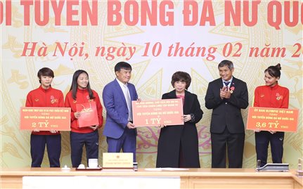 Tập đoàn TH trao tặng Đội tuyển bóng đá nữ Việt Nam 1,5 tỷ đồng