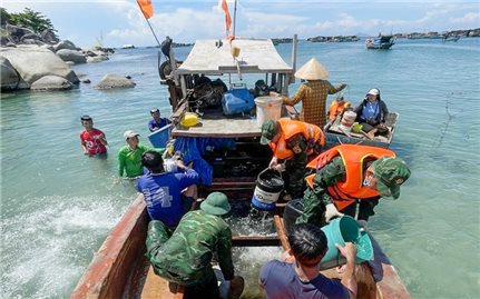 Kiên Giang: Đồn Biên phòng Hòn Sơn trục vớt thành công tàu cá bị phá nước trên biển