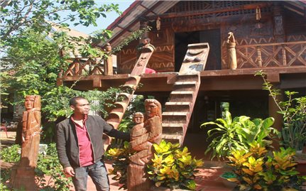 Hướng đi mới cho nghệ thuật chế tác tượng gỗ ở Tây Nguyên: Đưa tượng gỗ nhà mồ đến với cộng đồng (Bài 2)