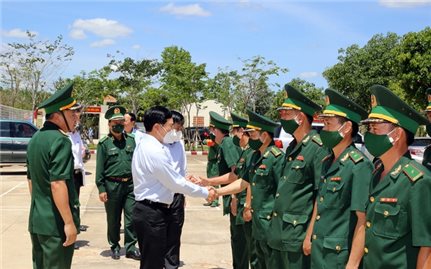 Phó Thủ tướng Thường trực thăm, tặng quà cư dân biên giới, đồn biên phòng tại Bình Phước