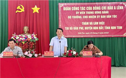 Đoàn công tác Ủy ban Dân tộc thăm, tặng quà đồng bào DTTS tỉnh Kon Tum