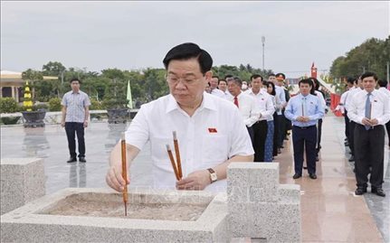 Chủ tịch Quốc hội dâng hương tưởng niệm Chủ tịch Hồ Chí Minh, các Anh hùng liệt sĩ