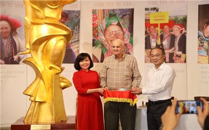 Nhà sưu tầm Mỹ tặng bảo tàng gần 500 hiện vật văn hóa DTTS Việt Nam