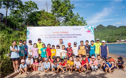 Dạy bơi miễn phí cho trẻ em ở khu vực Phong Nha - Kẻ Bàng