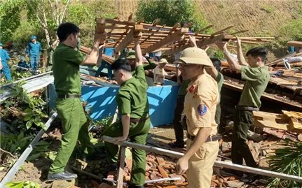 Sạt lở đất gây sập nhà dân ở Quan Sơn