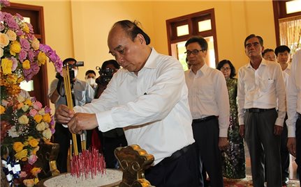 Chủ tịch nước Nguyễn Xuân Phúc dâng hương tưởng niệm cố Thủ tướng Võ Văn Kiệt