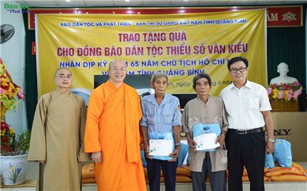 Báo Dân tộc và Phát triển - Giáo hội Phật giáo Việt Nam tỉnh Quảng Bình: Tặng quà đồng bào Bru Vân Kiều