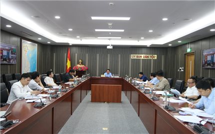 Bộ trưởng, Chủ nhiệm Hầu A Lềnh chủ trì cuộc họp giao ban lãnh đạo Ủy ban Dân tộc tuần 25