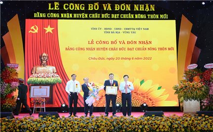Phó Thủ tướng Phạm Bình Minh trao Bằng công nhận đạt chuẩn nông thôn mới cho huyện Châu Đức